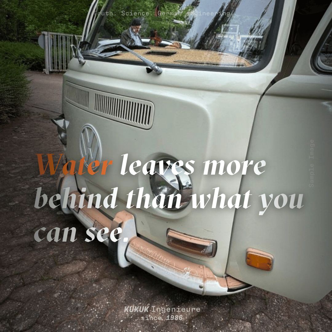 Historischer Volkswagen T2 Westfalia nach Hochwasser mit sichtbaren Spuren am Frontbereich